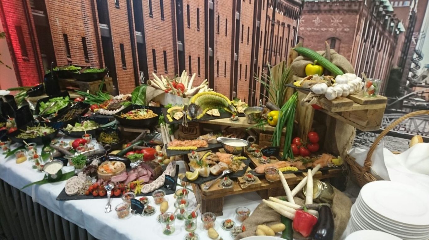 Ein reichhaltiges Buffet mit verschiedenen Speisen und frischem Gemüse.